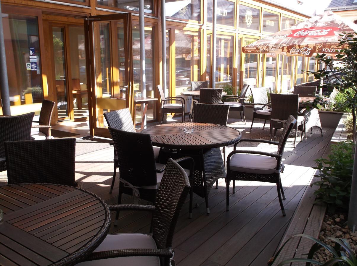 Hotel Lev Lovosice Buitenkant foto