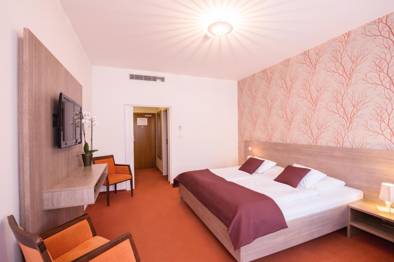 Hotel Lev Lovosice Buitenkant foto