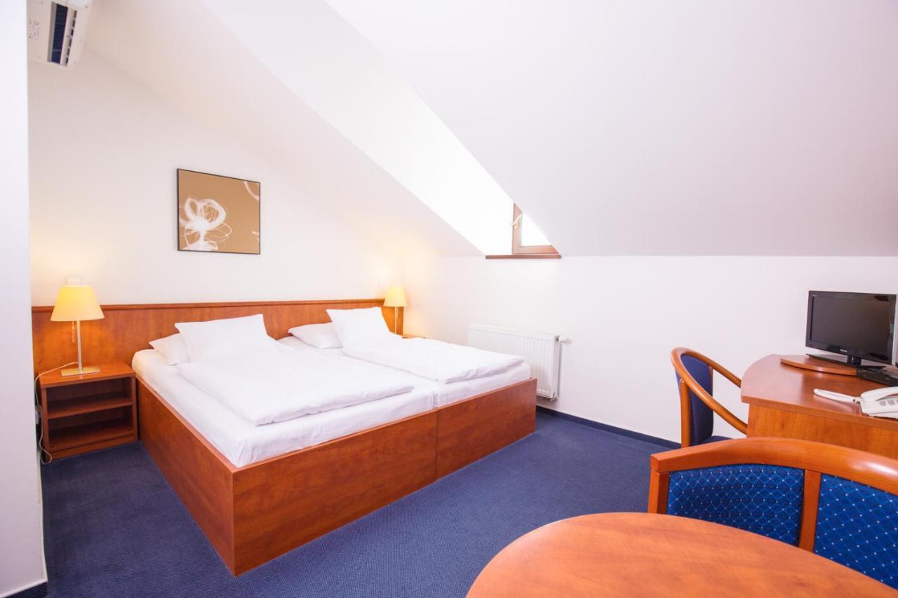Hotel Lev Lovosice Buitenkant foto