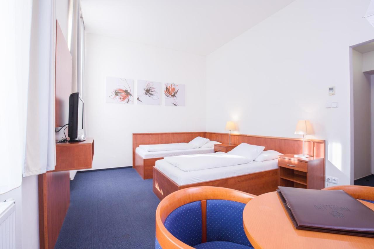 Hotel Lev Lovosice Buitenkant foto